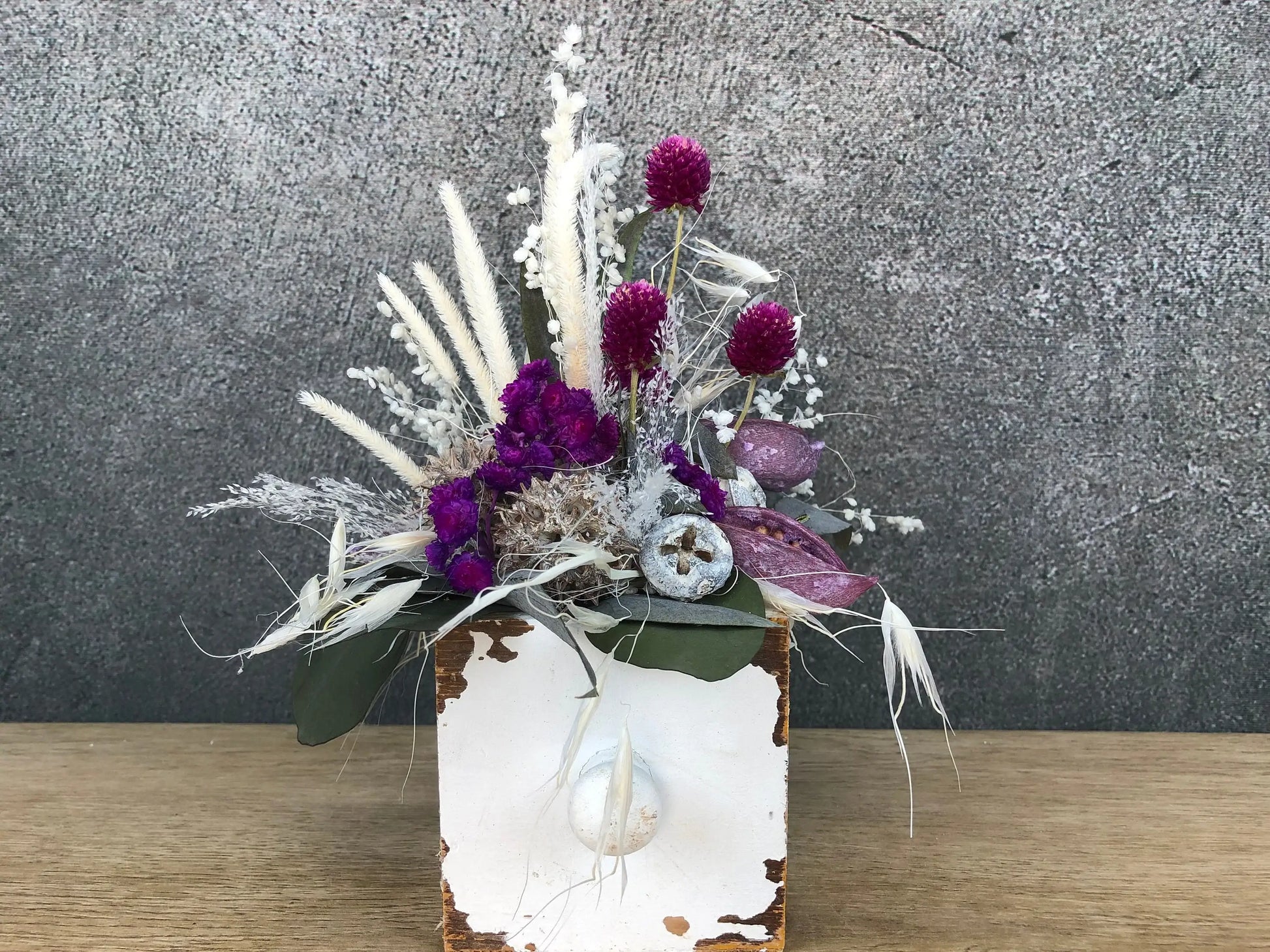 Tischdeko Blumen Tischgesteck Kerze Schublade Gräser Trockenblumen Trockenmaterial Natur natürlich dried bouquet dried Flowers – handgemacht aus Seiden- und Kunstblumen, langlebig & pflegeleicht von SarahsFlowerStudio