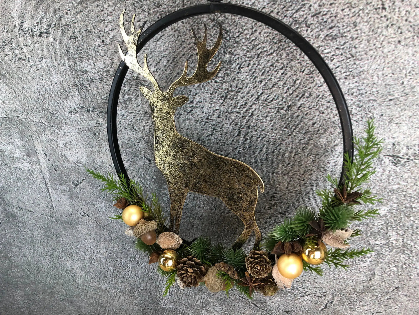 Türkranz Kranz Hirsch Advent Modern Ring Fenster Fensterschmuck Fensterdeko Deko Weihnachten Zapfen Wachszapfen – handgemacht aus Seiden- und Kunstblumen, langlebig & pflegeleicht von SarahsFlowerStudio