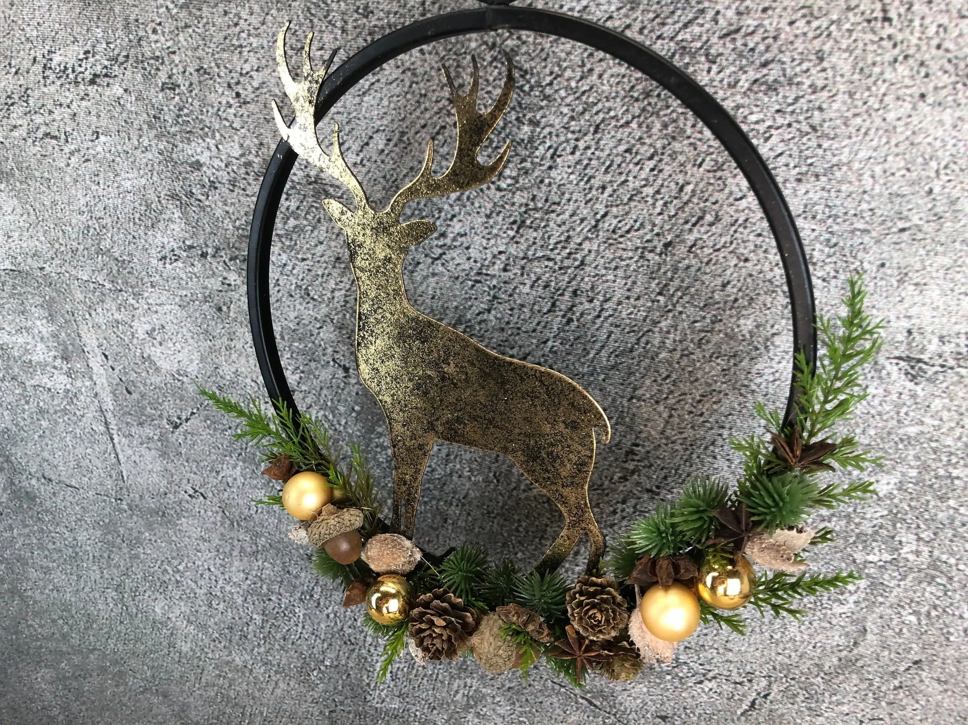 Türkranz Kranz Hirsch Advent Modern Ring Fenster Fensterschmuck Fensterdeko Deko Weihnachten Zapfen Wachszapfen – handgemacht aus Seiden- und Kunstblumen, langlebig & pflegeleicht von SarahsFlowerStudio
