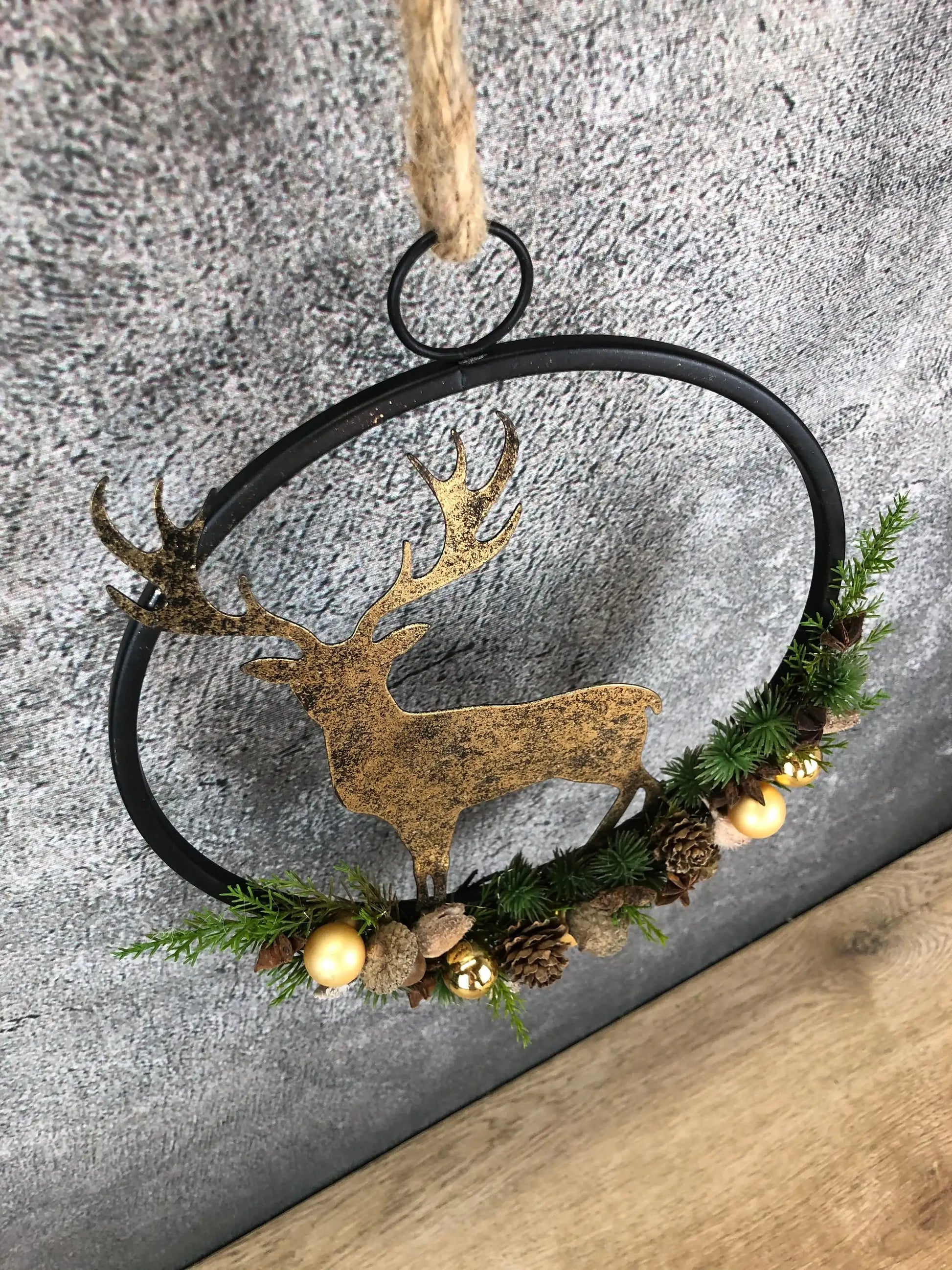 Türkranz Kranz Hirsch Advent Modern Ring Fenster Fensterschmuck Fensterdeko Deko Weihnachten Zapfen Wachszapfen – handgemacht aus Seiden- und Kunstblumen, langlebig & pflegeleicht von SarahsFlowerStudio