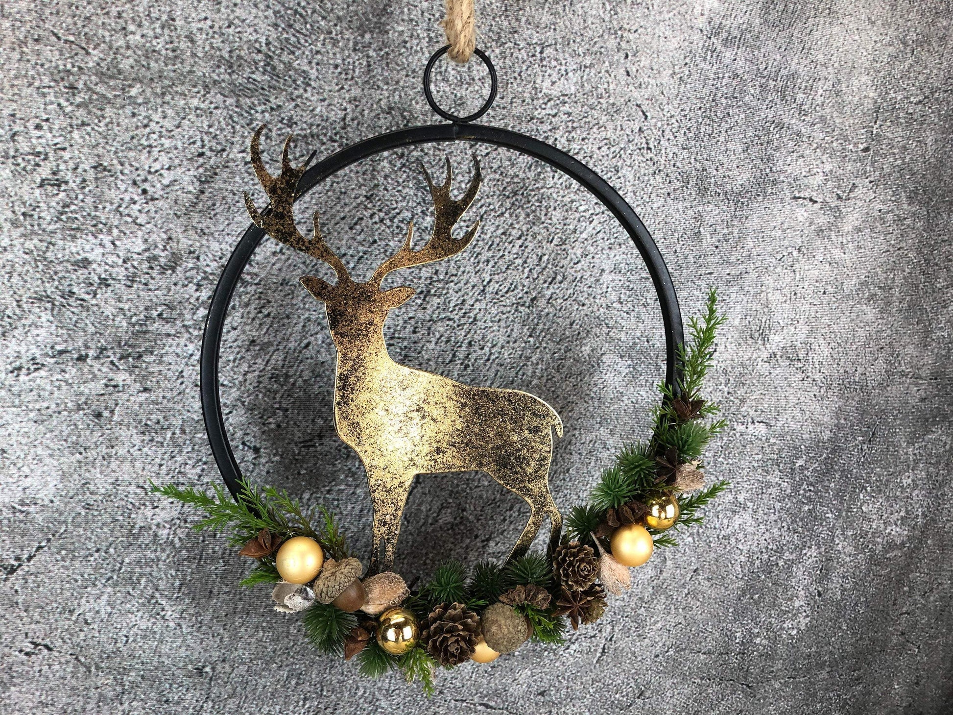 Türkranz Kranz Hirsch Advent Modern Ring Fenster Fensterschmuck Fensterdeko Deko Weihnachten Zapfen Wachszapfen – handgemacht aus Seiden- und Kunstblumen, langlebig & pflegeleicht von SarahsFlowerStudio