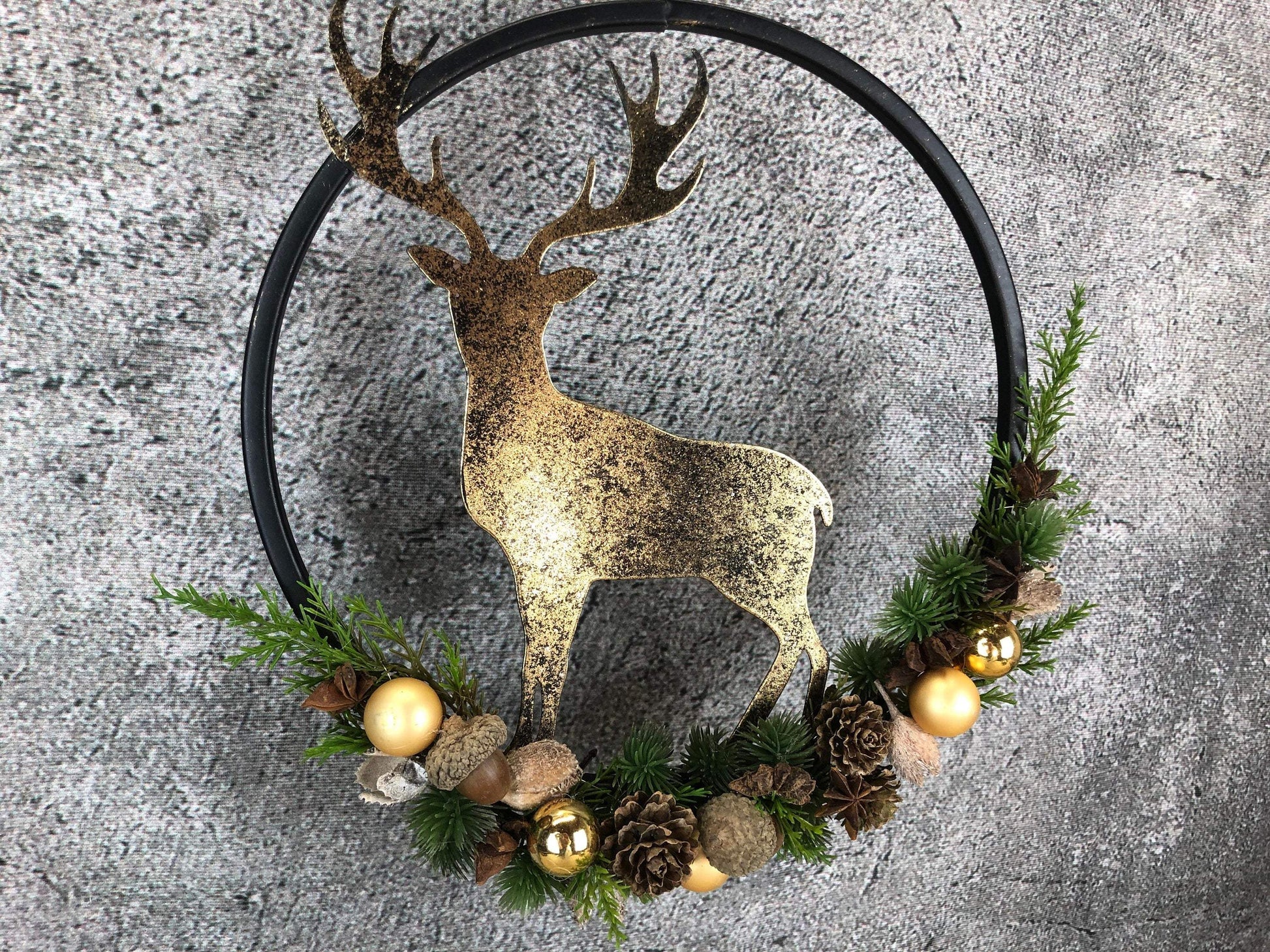 Türkranz Kranz Hirsch Advent Modern Ring Fenster Fensterschmuck Fensterdeko Deko Weihnachten Zapfen Wachszapfen – handgemacht aus Seiden- und Kunstblumen, langlebig & pflegeleicht von SarahsFlowerStudio