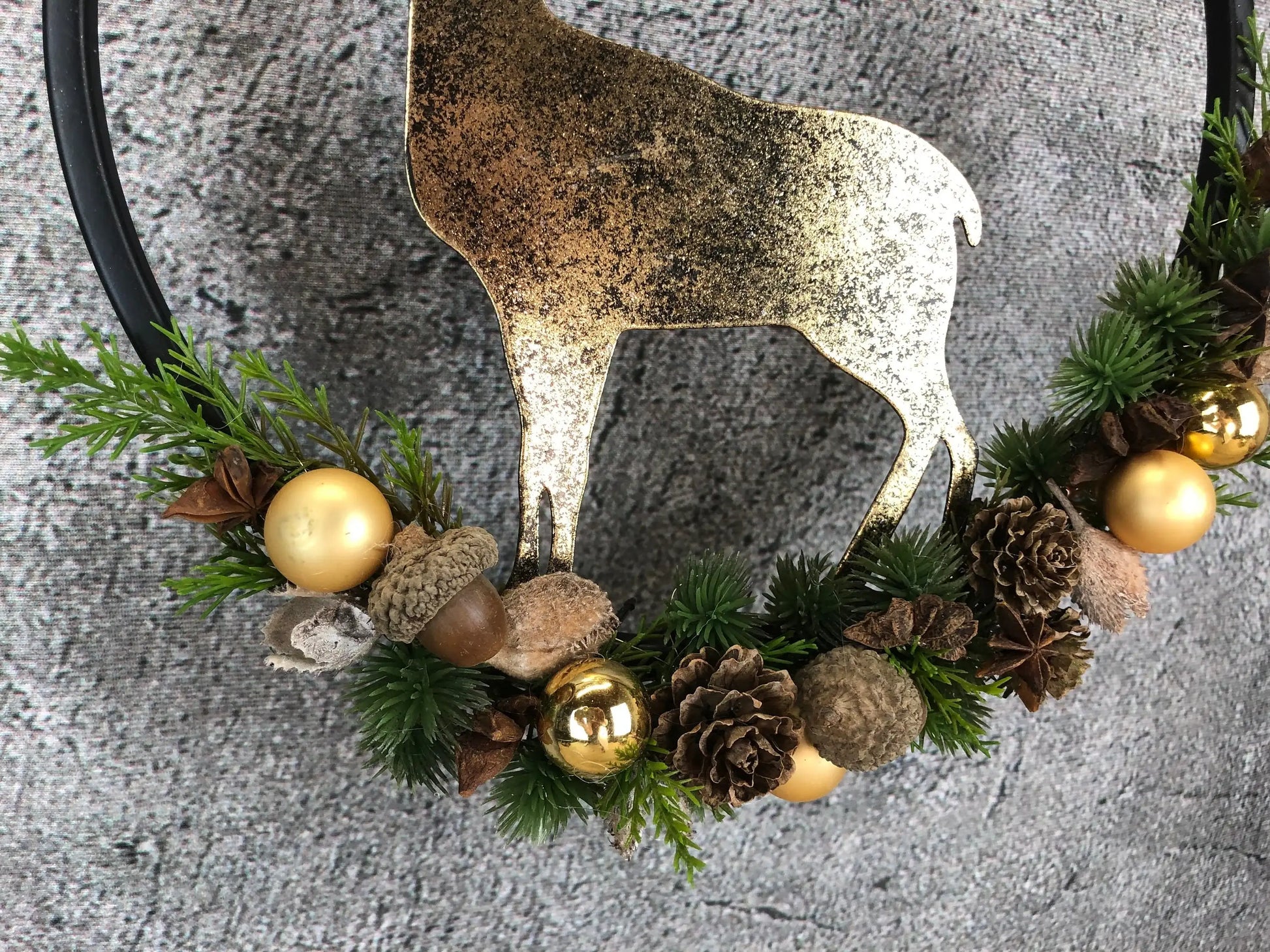 Türkranz Kranz Hirsch Advent Modern Ring Fenster Fensterschmuck Fensterdeko Deko Weihnachten Zapfen Wachszapfen – handgemacht aus Seiden- und Kunstblumen, langlebig & pflegeleicht von SarahsFlowerStudio