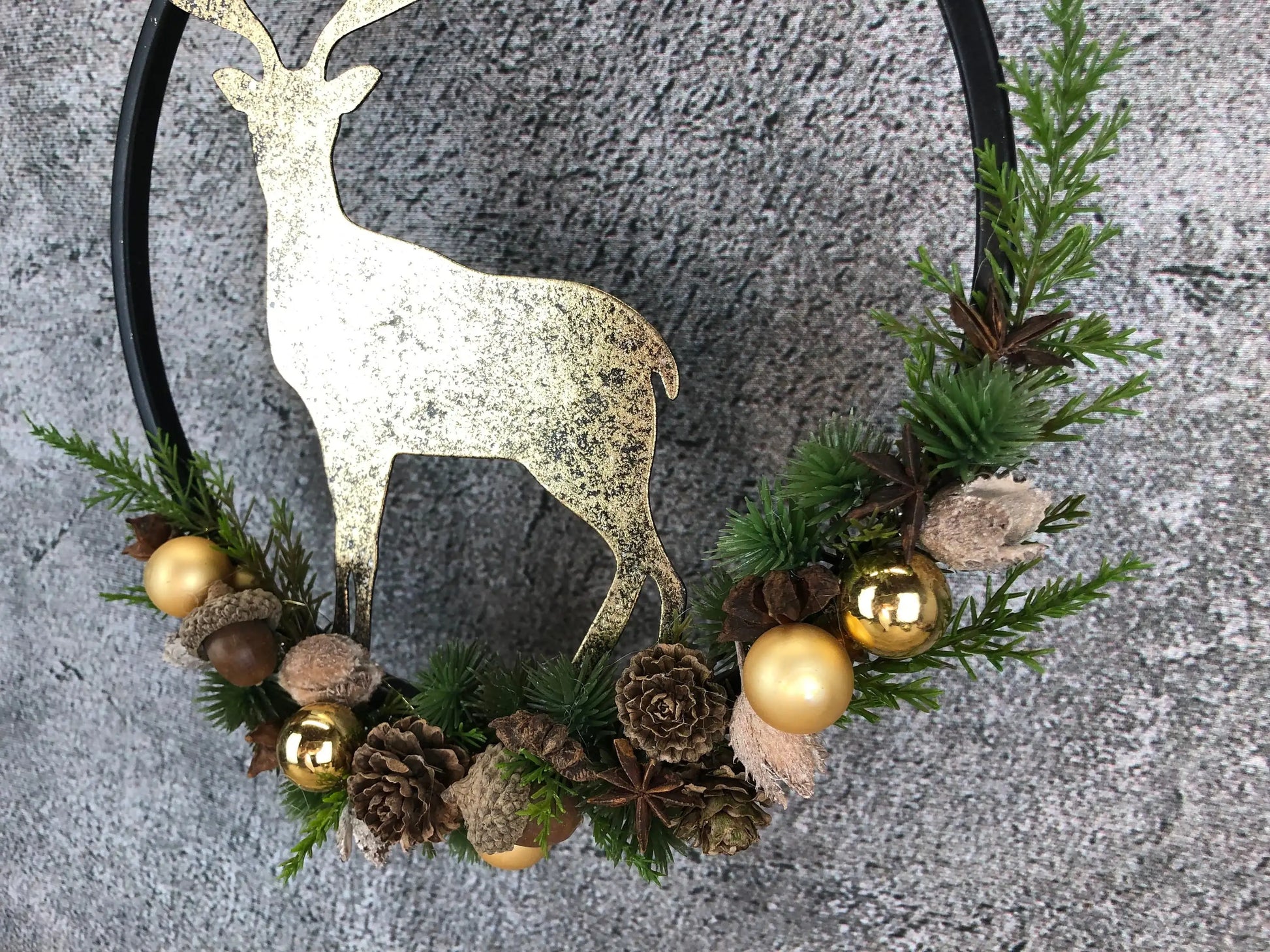Türkranz Kranz Hirsch Advent Modern Ring Fenster Fensterschmuck Fensterdeko Deko Weihnachten Zapfen Wachszapfen – handgemacht aus Seiden- und Kunstblumen, langlebig & pflegeleicht von SarahsFlowerStudio