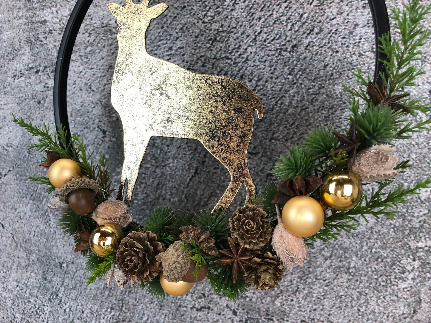 Türkranz Kranz Hirsch Advent Modern Ring Fenster Fensterschmuck Fensterdeko Deko Weihnachten Zapfen Wachszapfen – handgemacht aus Seiden- und Kunstblumen, langlebig & pflegeleicht von SarahsFlowerStudio