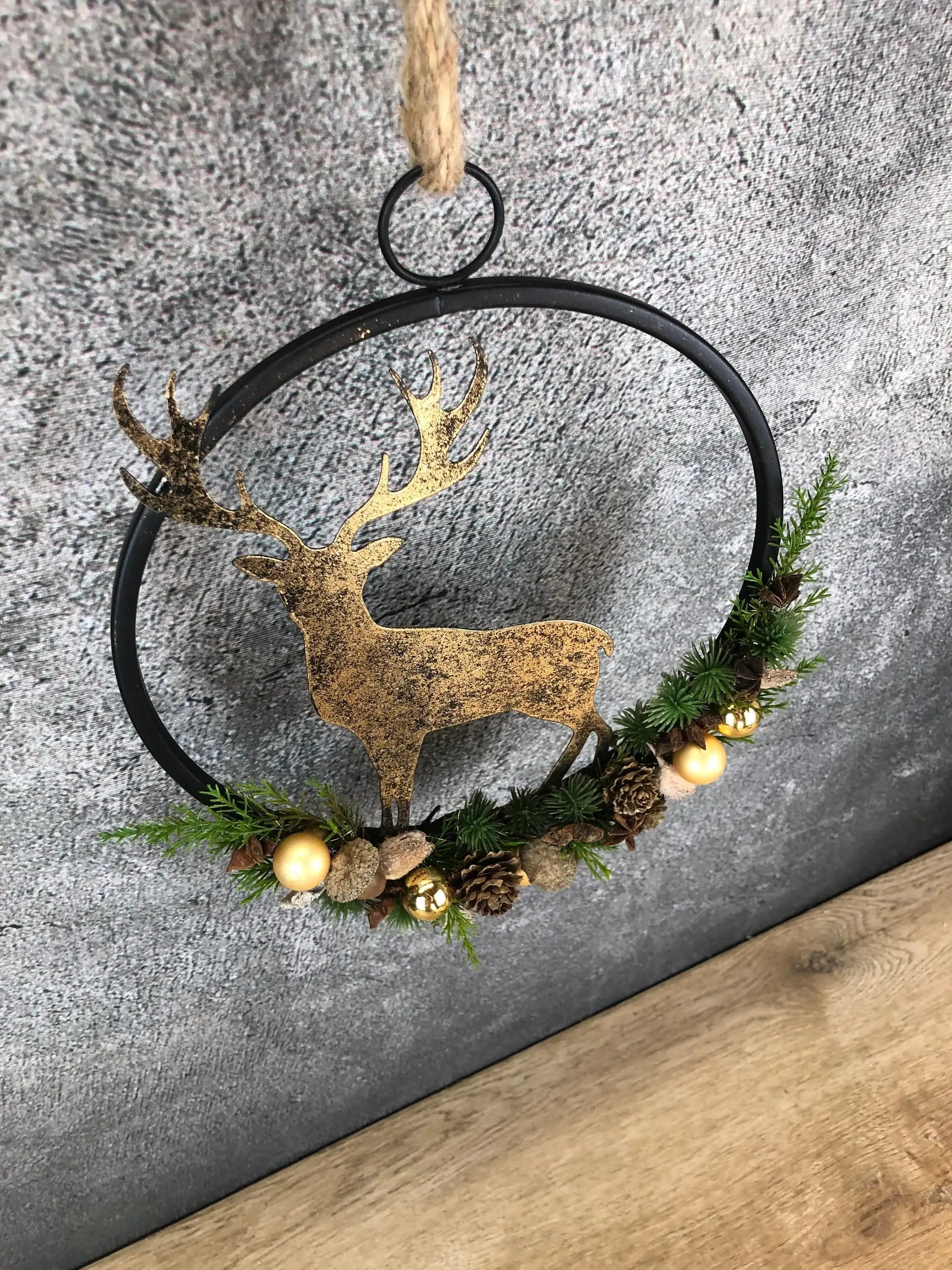 Türkranz Kranz Hirsch Advent Modern Ring Fenster Fensterschmuck Fensterdeko Deko Weihnachten Zapfen Wachszapfen – handgemacht aus Seiden- und Kunstblumen, langlebig & pflegeleicht von SarahsFlowerStudio