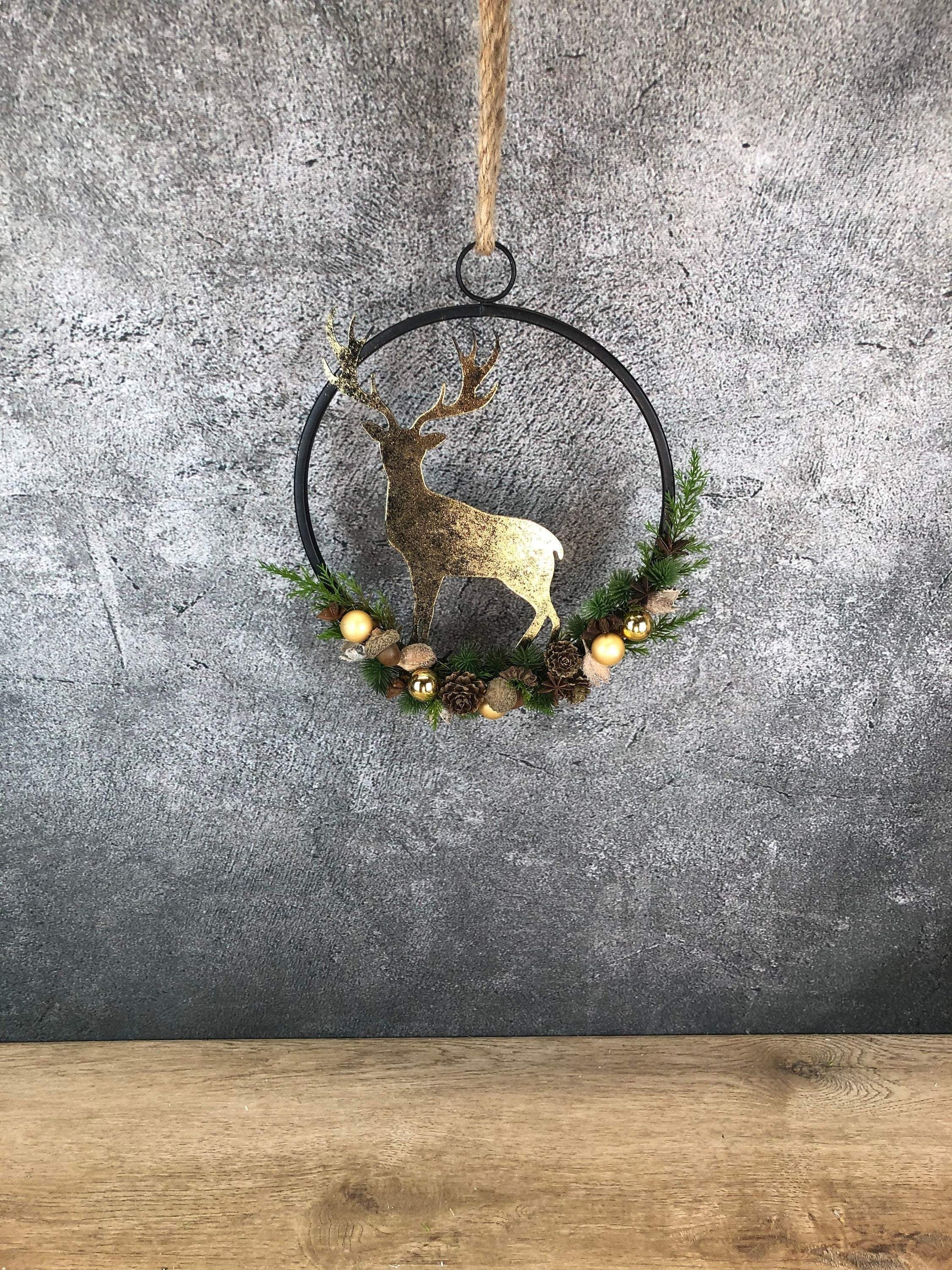 Türkranz Kranz Hirsch Advent Modern Ring Fenster Fensterschmuck Fensterdeko Deko Weihnachten Zapfen Wachszapfen – handgemacht aus Seiden- und Kunstblumen, langlebig & pflegeleicht von SarahsFlowerStudio