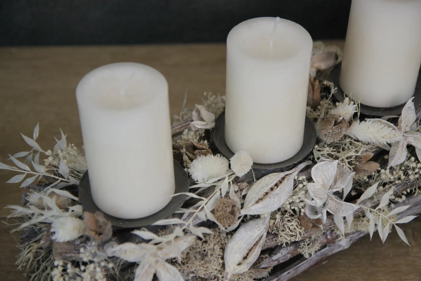 Adventskranz Adventskalender Modern Länglich Moos Gräser Ruskus Brachyciton – handgemacht aus Seiden- und Kunstblumen, langlebig & pflegeleicht von SarahsFlowerStudio