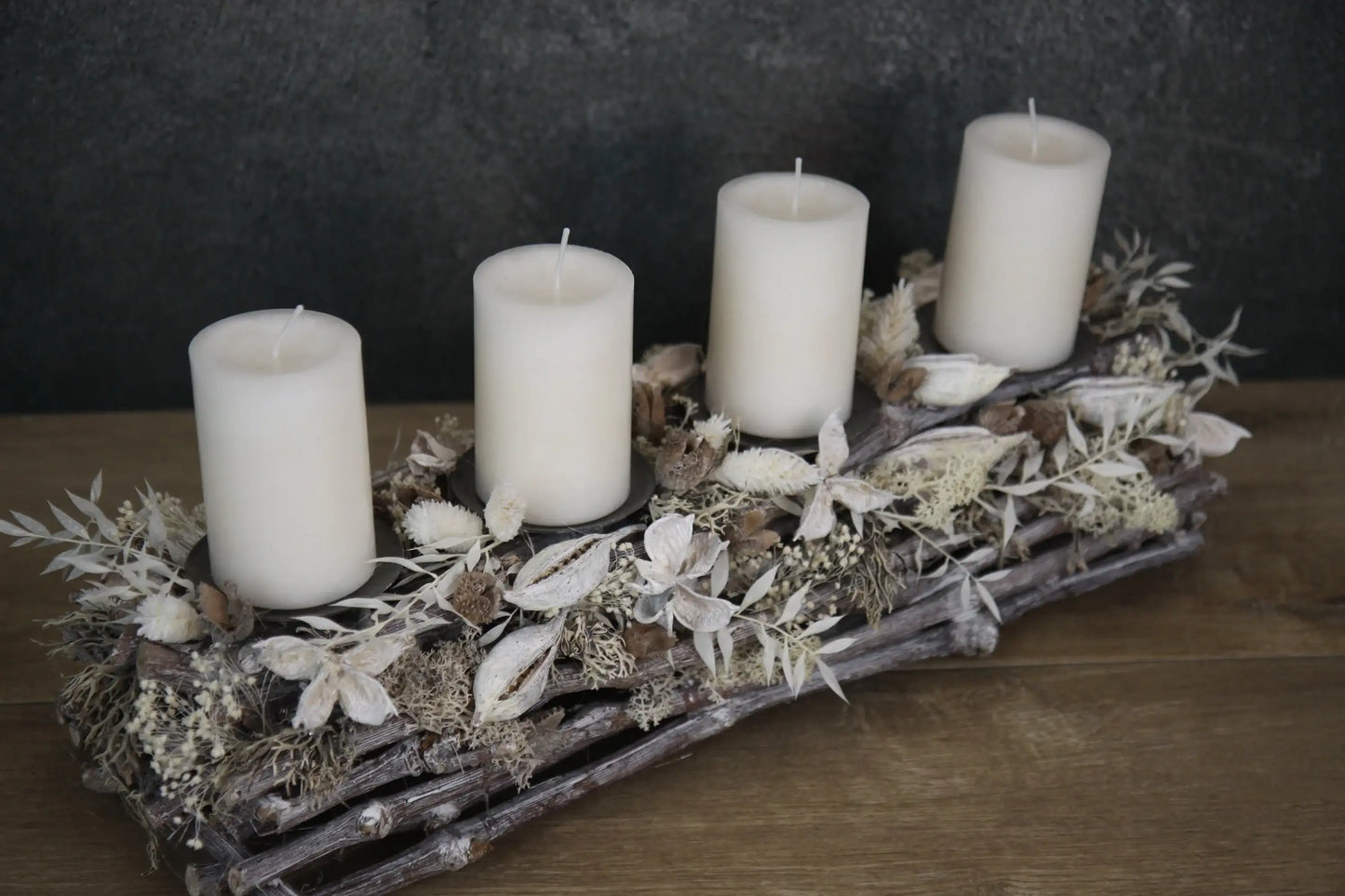 Adventskranz Adventskalender Modern Länglich Moos Gräser Ruskus Brachyciton – handgemacht aus Seiden- und Kunstblumen, langlebig & pflegeleicht von SarahsFlowerStudio