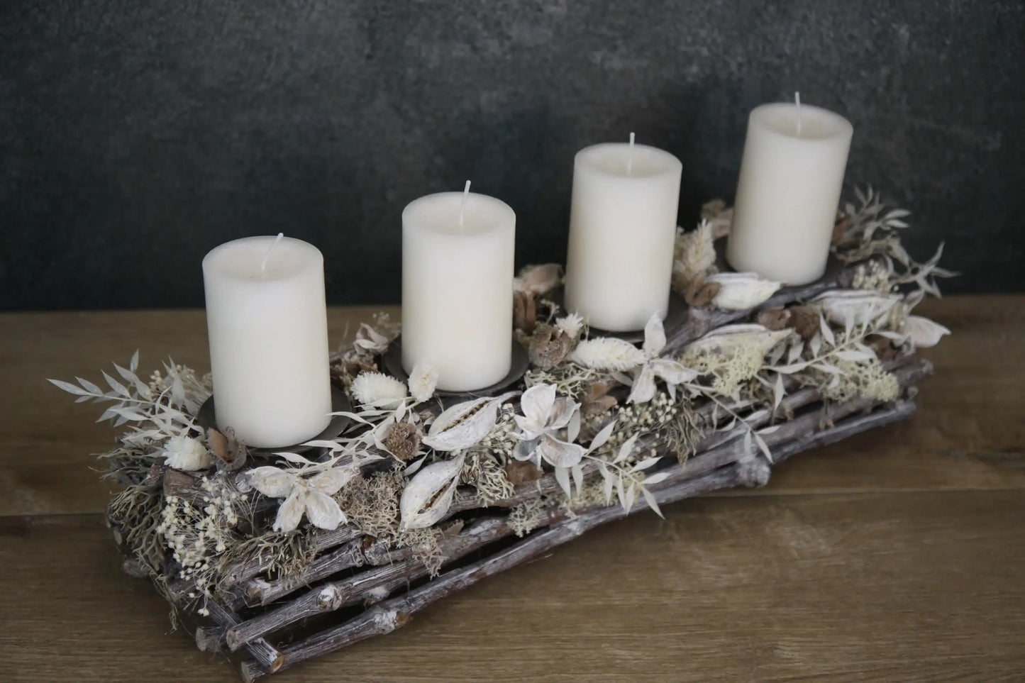 Adventskranz Adventskalender Modern Länglich Moos Gräser Ruskus Brachyciton – handgemacht aus Seiden- und Kunstblumen, langlebig & pflegeleicht von SarahsFlowerStudio