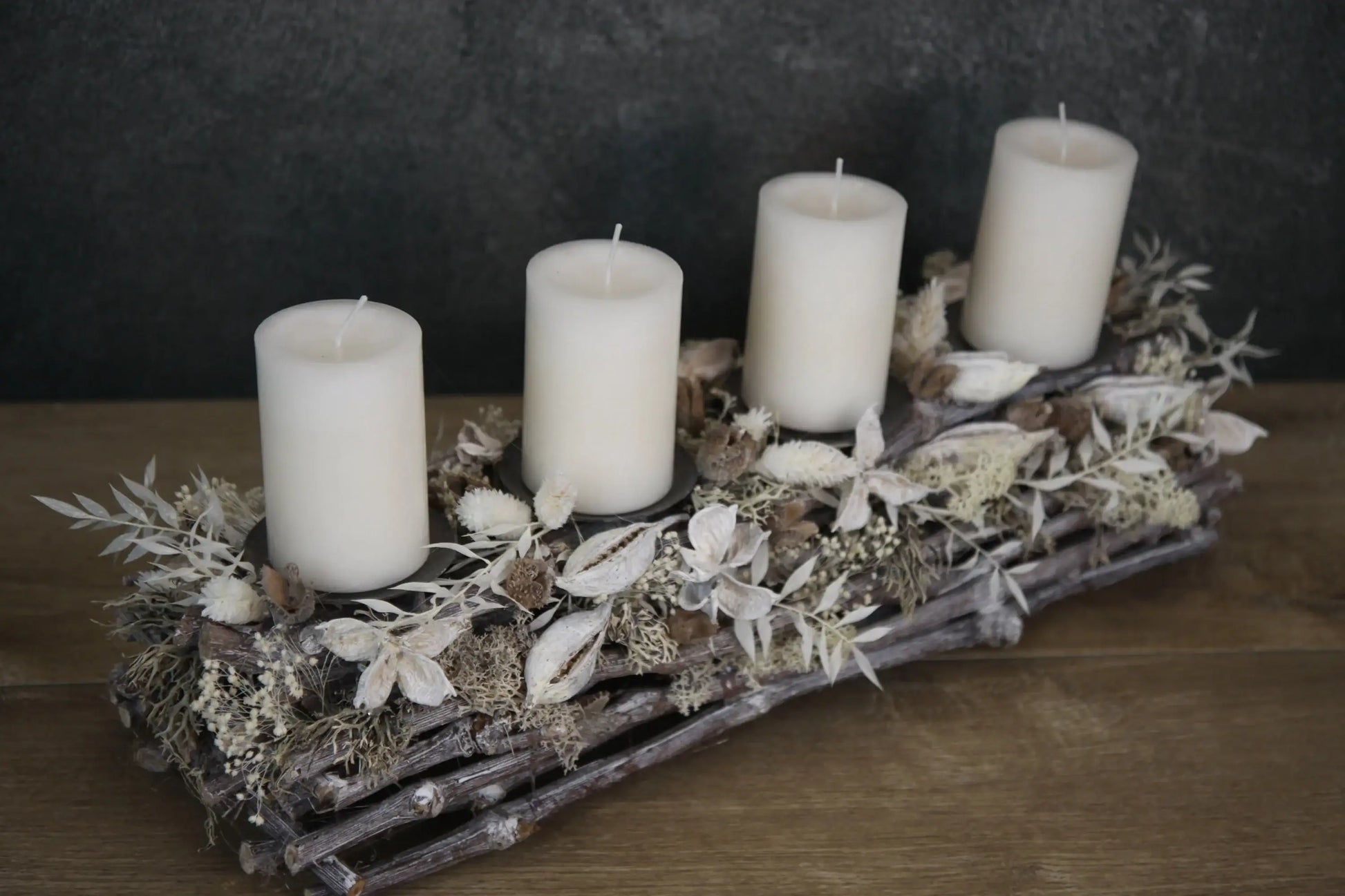 Adventskranz Adventskalender Modern Länglich Moos Gräser Ruskus Brachyciton – handgemacht aus Seiden- und Kunstblumen, langlebig & pflegeleicht von SarahsFlowerStudio
