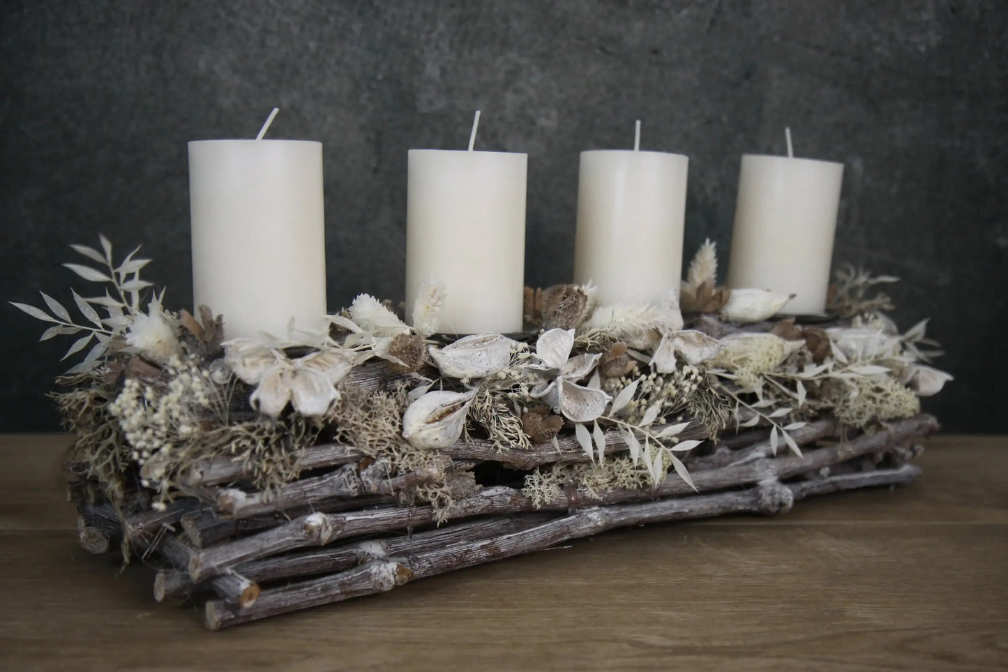 Adventskranz Adventskalender Modern Länglich Moos Gräser Ruskus Brachyciton – handgemacht aus Seiden- und Kunstblumen, langlebig & pflegeleicht von SarahsFlowerStudio