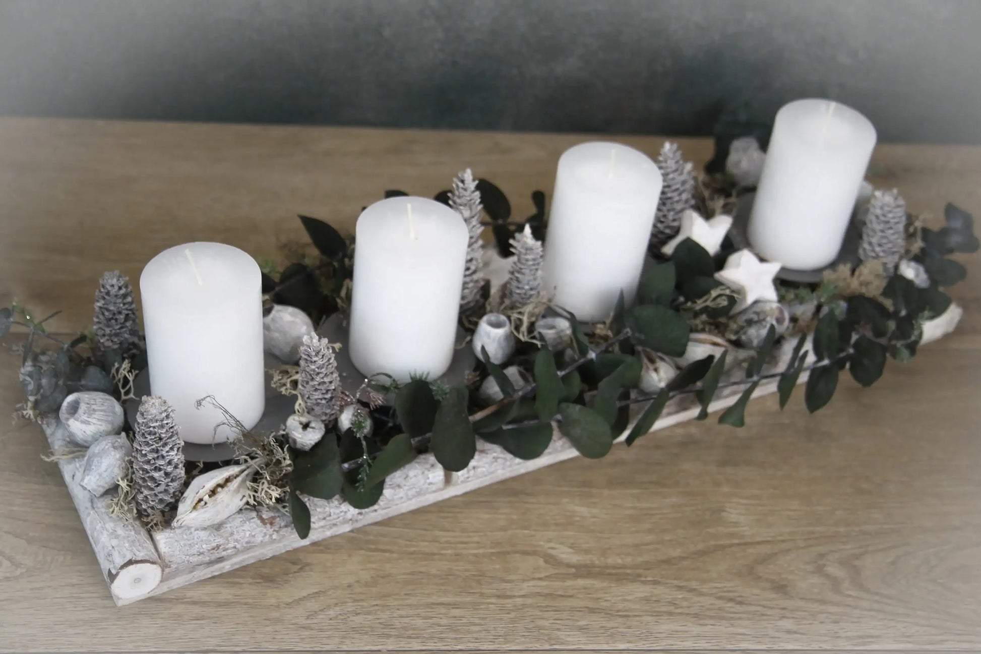 Adventskranz Adventskalender Sterne Zapfen Eukalyptus Modern Länglich in zwei verschiedenen Größen L und XL – handgemacht aus Seiden- und Kunstblumen, langlebig & pflegeleicht von SarahsFlowerStudio