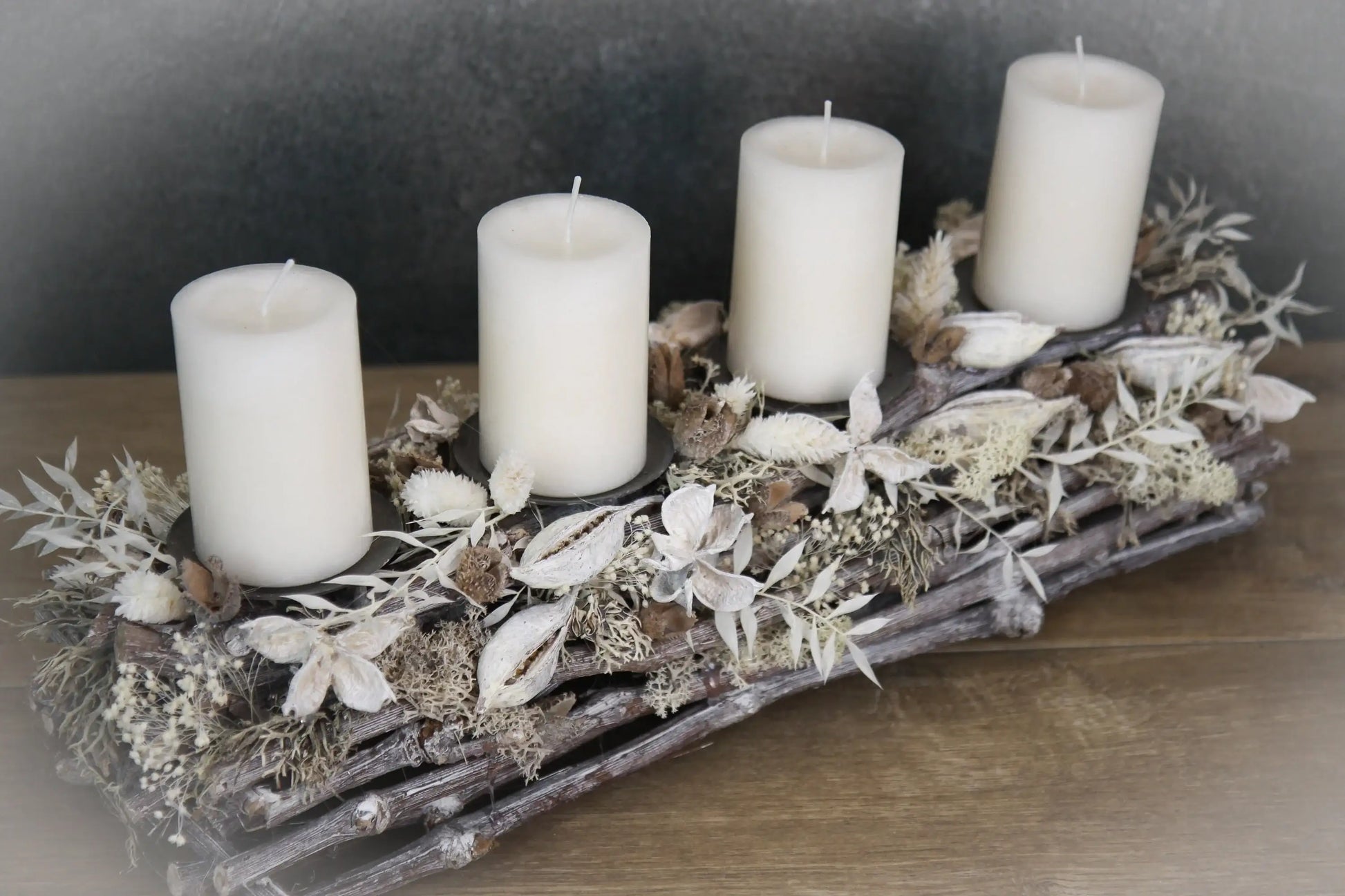 Adventskranz Adventskalender Modern Länglich Moos Gräser Ruskus Brachyciton – handgemacht aus Seiden- und Kunstblumen, langlebig & pflegeleicht von SarahsFlowerStudio