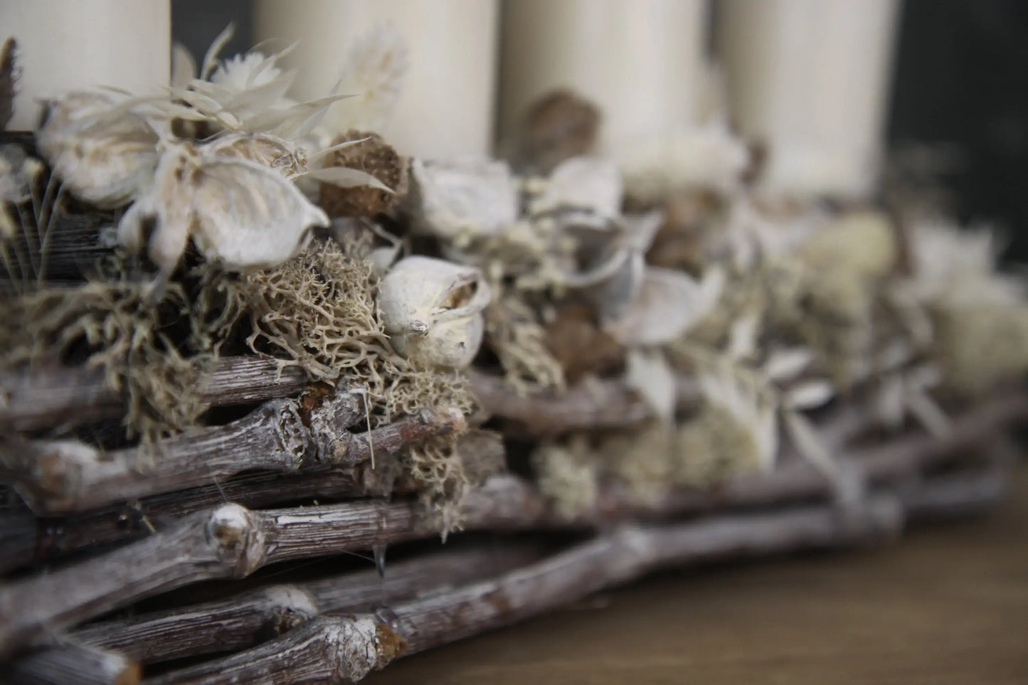 Adventskranz Adventskalender Modern Länglich Moos Gräser Ruskus Brachyciton – handgemacht aus Seiden- und Kunstblumen, langlebig & pflegeleicht von SarahsFlowerStudio