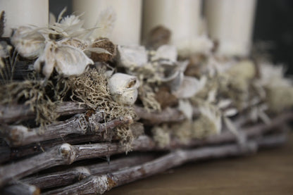 Adventskranz Adventskalender Modern Länglich Moos Gräser Ruskus Brachyciton – handgemacht aus Seiden- und Kunstblumen, langlebig & pflegeleicht von SarahsFlowerStudio