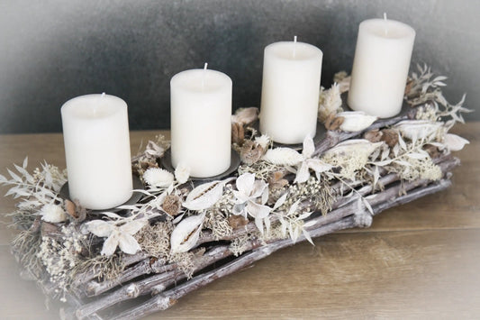 Adventskranz Adventskalender Modern Länglich Moos Gräser Ruskus Brachyciton – handgemacht aus Seiden- und Kunstblumen, langlebig & pflegeleicht von SarahsFlowerStudio