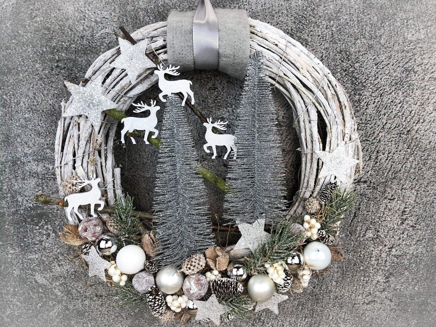 Advent Türkranz mit 20er LED Lichterkette Türdeko Türschmuck Weihnachten Weidenkranz Hirsch Tanne Filz Draht – handgemacht aus Seiden- und Kunstblumen, langlebig & pflegeleicht von SarahsFlowerStudio