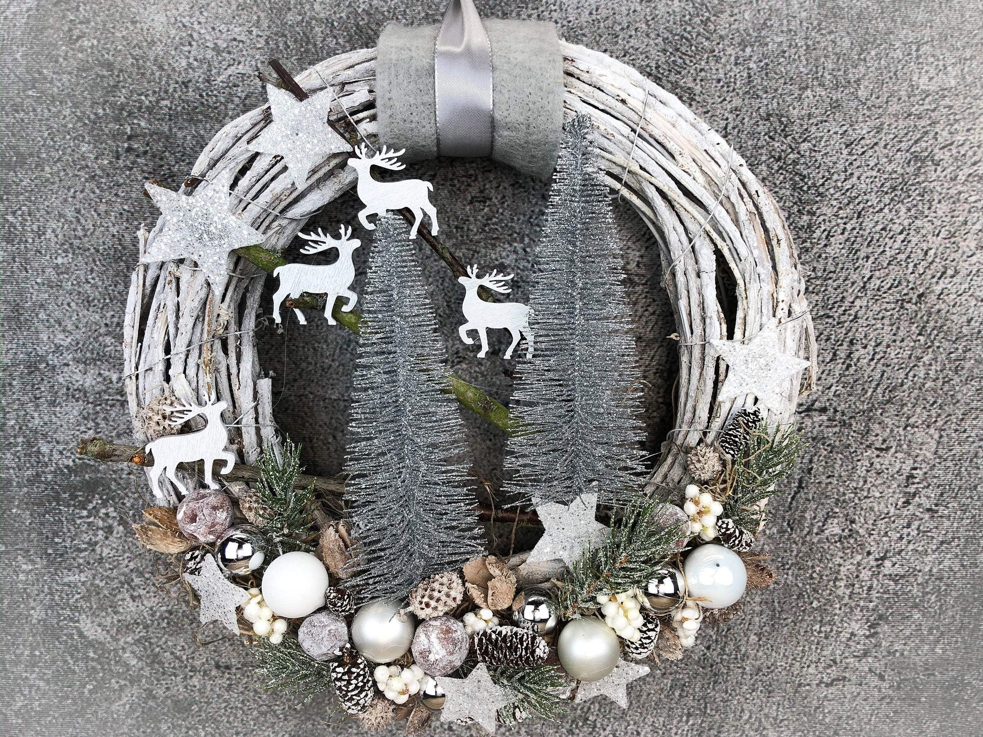 Advent Türkranz mit 20er LED Lichterkette Türdeko Türschmuck Weihnachten Weidenkranz Hirsch Tanne Filz Draht – handgemacht aus Seiden- und Kunstblumen, langlebig & pflegeleicht von SarahsFlowerStudio