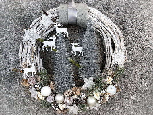 Advent Türkranz mit 20er LED Lichterkette Türdeko Türschmuck Weihnachten Weidenkranz Hirsch Tanne Filz Draht – handgemacht aus Seiden- und Kunstblumen, langlebig & pflegeleicht von SarahsFlowerStudio