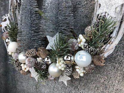 Advent Türkranz mit 20er LED Lichterkette Türdeko Türschmuck Weihnachten Weidenkranz Hirsch Tanne Filz Draht – handgemacht aus Seiden- und Kunstblumen, langlebig & pflegeleicht von SarahsFlowerStudio