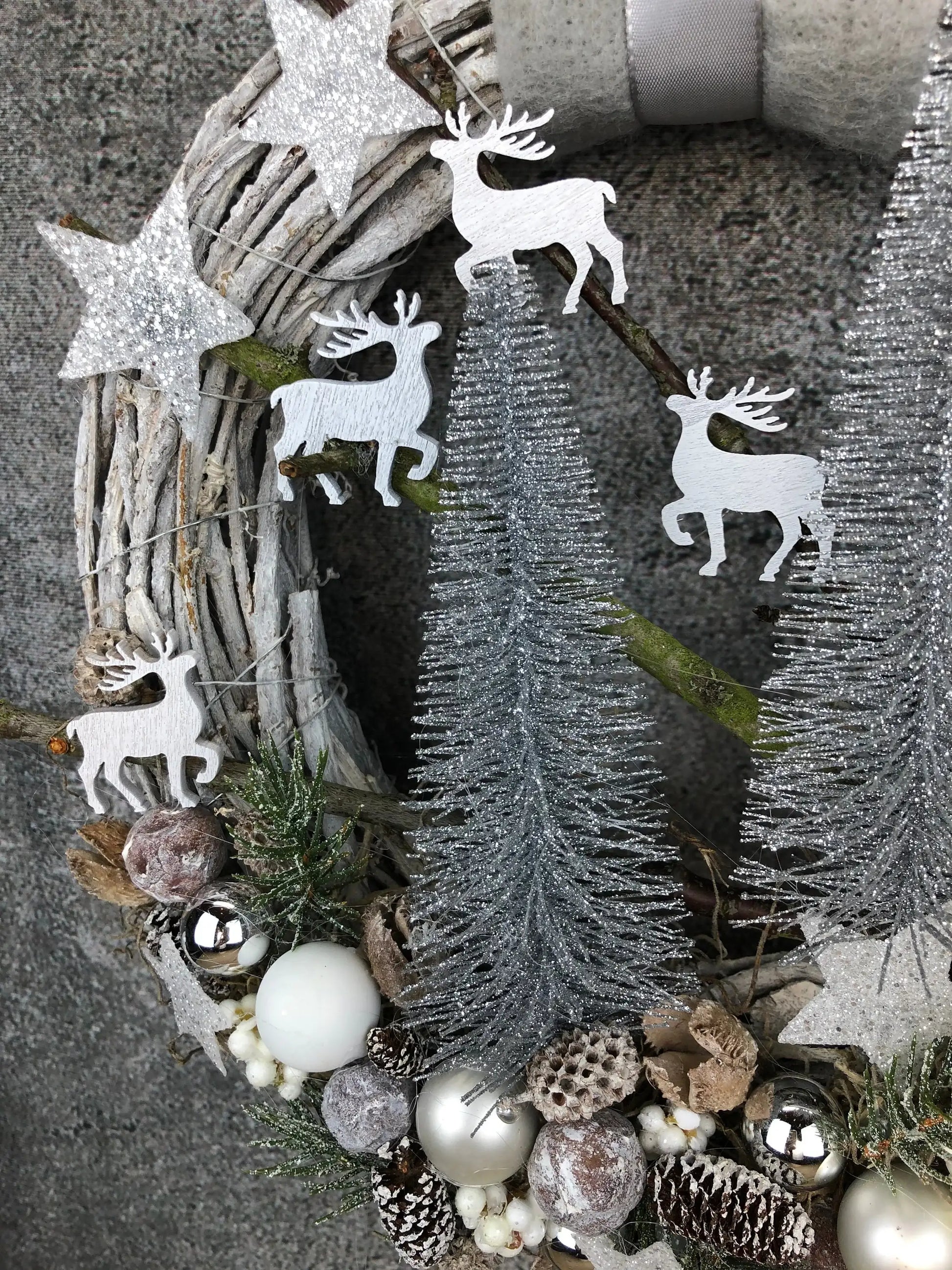 Advent Türkranz mit 20er LED Lichterkette Türdeko Türschmuck Weihnachten Weidenkranz Hirsch Tanne Filz Draht – handgemacht aus Seiden- und Kunstblumen, langlebig & pflegeleicht von SarahsFlowerStudio