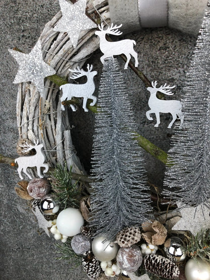 Advent Türkranz mit 20er LED Lichterkette Türdeko Türschmuck Weihnachten Weidenkranz Hirsch Tanne Filz Draht – handgemacht aus Seiden- und Kunstblumen, langlebig & pflegeleicht von SarahsFlowerStudio