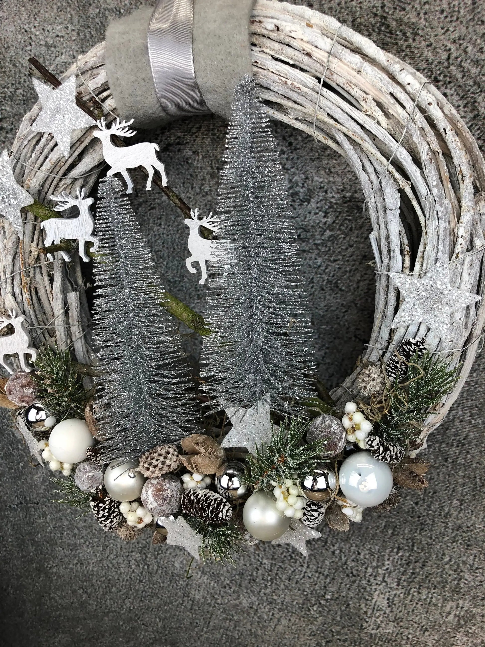 Advent Türkranz mit 20er LED Lichterkette Türdeko Türschmuck Weihnachten Weidenkranz Hirsch Tanne Filz Draht – handgemacht aus Seiden- und Kunstblumen, langlebig & pflegeleicht von SarahsFlowerStudio