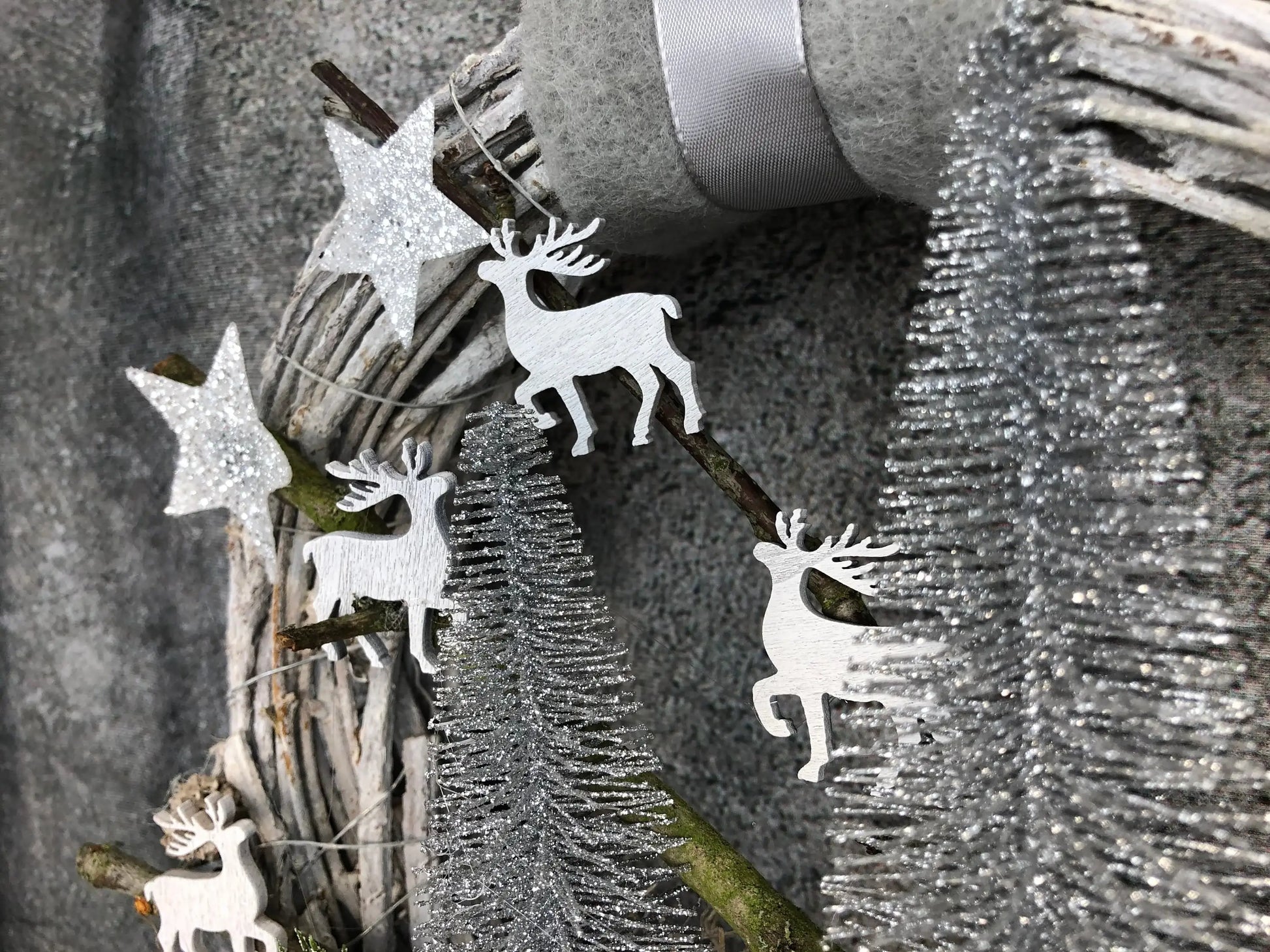 Advent Türkranz mit 20er LED Lichterkette Türdeko Türschmuck Weihnachten Weidenkranz Hirsch Tanne Filz Draht – handgemacht aus Seiden- und Kunstblumen, langlebig & pflegeleicht von SarahsFlowerStudio