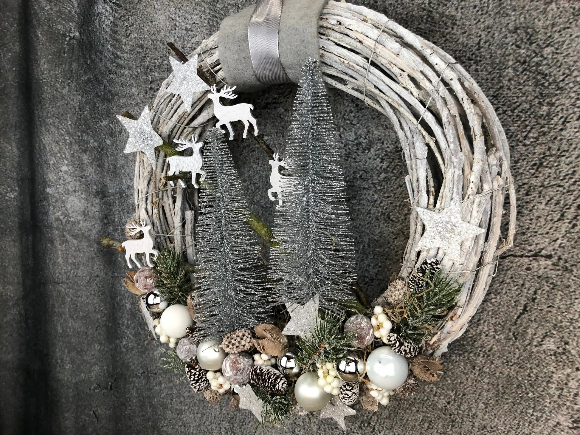 Advent Türkranz mit 20er LED Lichterkette Türdeko Türschmuck Weihnachten Weidenkranz Hirsch Tanne Filz Draht – handgemacht aus Seiden- und Kunstblumen, langlebig & pflegeleicht von SarahsFlowerStudio