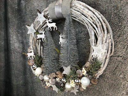 Advent Türkranz mit 20er LED Lichterkette Türdeko Türschmuck Weihnachten Weidenkranz Hirsch Tanne Filz Draht – handgemacht aus Seiden- und Kunstblumen, langlebig & pflegeleicht von SarahsFlowerStudio