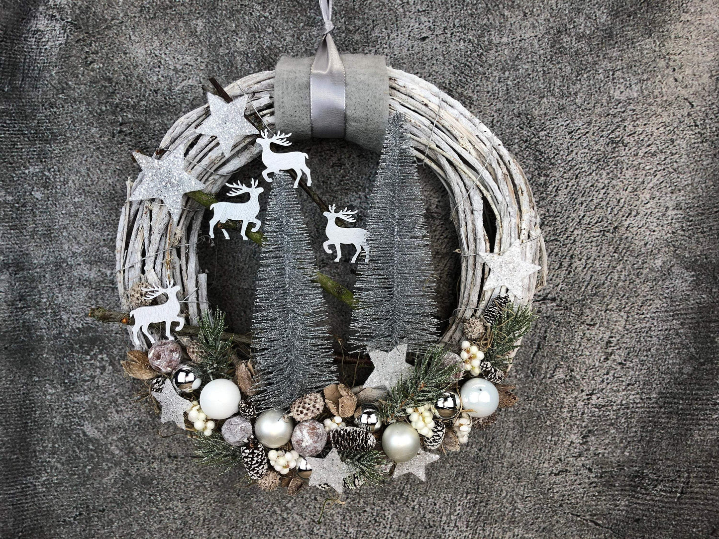 Advent Türkranz mit 20er LED Lichterkette Türdeko Türschmuck Weihnachten Weidenkranz Hirsch Tanne Filz Draht – handgemacht aus Seiden- und Kunstblumen, langlebig & pflegeleicht von SarahsFlowerStudio