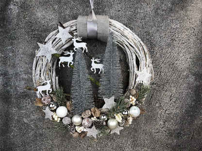 Advent Türkranz mit 20er LED Lichterkette Türdeko Türschmuck Weihnachten Weidenkranz Hirsch Tanne Filz Draht – handgemacht aus Seiden- und Kunstblumen, langlebig & pflegeleicht von SarahsFlowerStudio