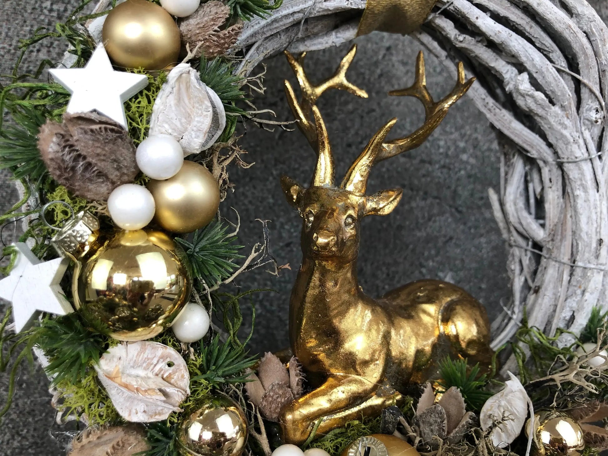 Türkranz Türdeko Türschmuck Weihnachten Weidenkranz Hirsch Zapfen Stern Tanne Band Modern – handgemacht aus Seiden- und Kunstblumen, langlebig & pflegeleicht von SarahsFlowerStudio