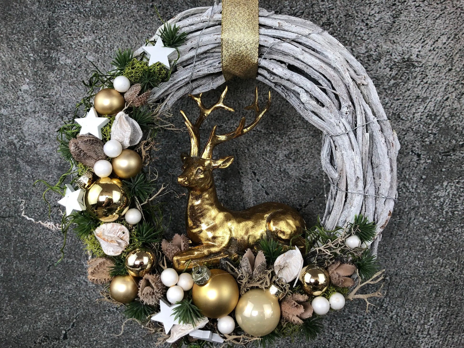 Türkranz Türdeko Türschmuck Weihnachten Weidenkranz Hirsch Zapfen Stern Tanne Band Modern – handgemacht aus Seiden- und Kunstblumen, langlebig & pflegeleicht von SarahsFlowerStudio
