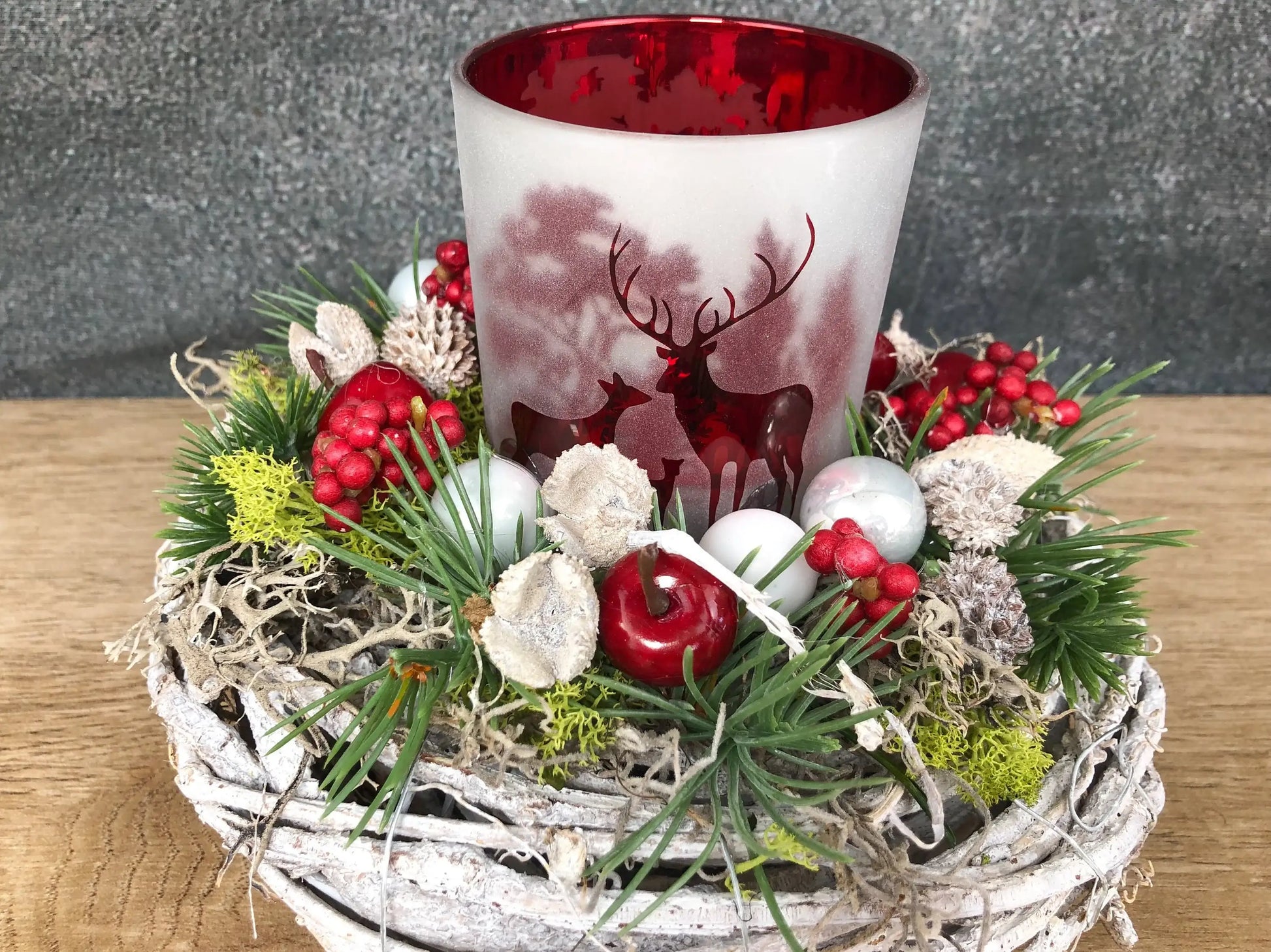 Adventsgesteck Gesteck 20cm Windlicht Glas Teelicht Hirsch Modern Rund Moos Thuja Zapfen Rot Weiß – handgemacht aus Seiden- und Kunstblumen, langlebig & pflegeleicht von SarahsFlowerStudio