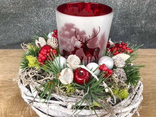 Adventsgesteck Gesteck 20cm Windlicht Glas Teelicht Hirsch Modern Rund Moos Thuja Zapfen Rot Weiß – handgemacht aus Seiden- und Kunstblumen, langlebig & pflegeleicht von SarahsFlowerStudio