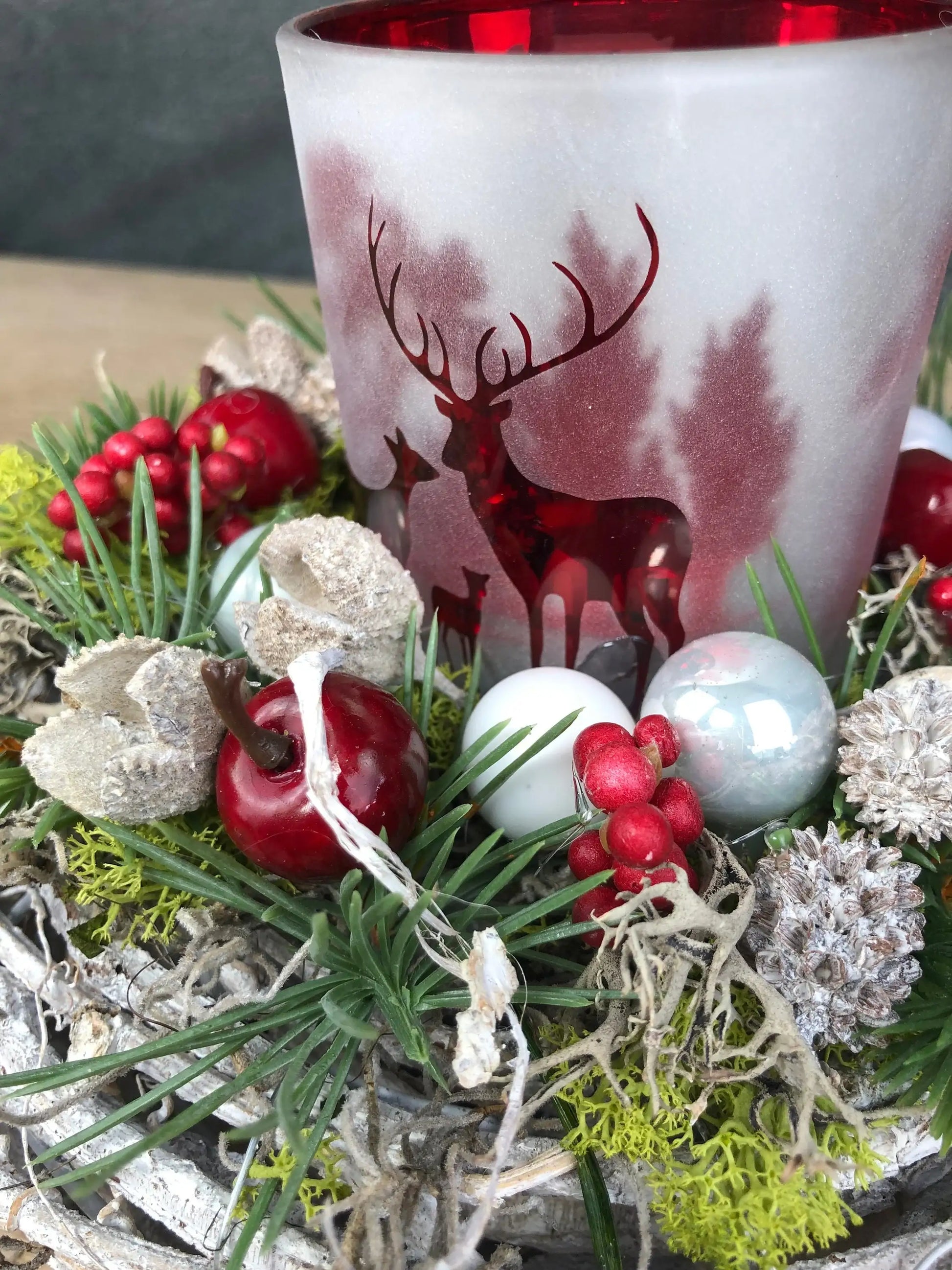 Adventsgesteck Gesteck 20cm Windlicht Glas Teelicht Hirsch Modern Rund Moos Thuja Zapfen Rot Weiß – handgemacht aus Seiden- und Kunstblumen, langlebig & pflegeleicht von SarahsFlowerStudio