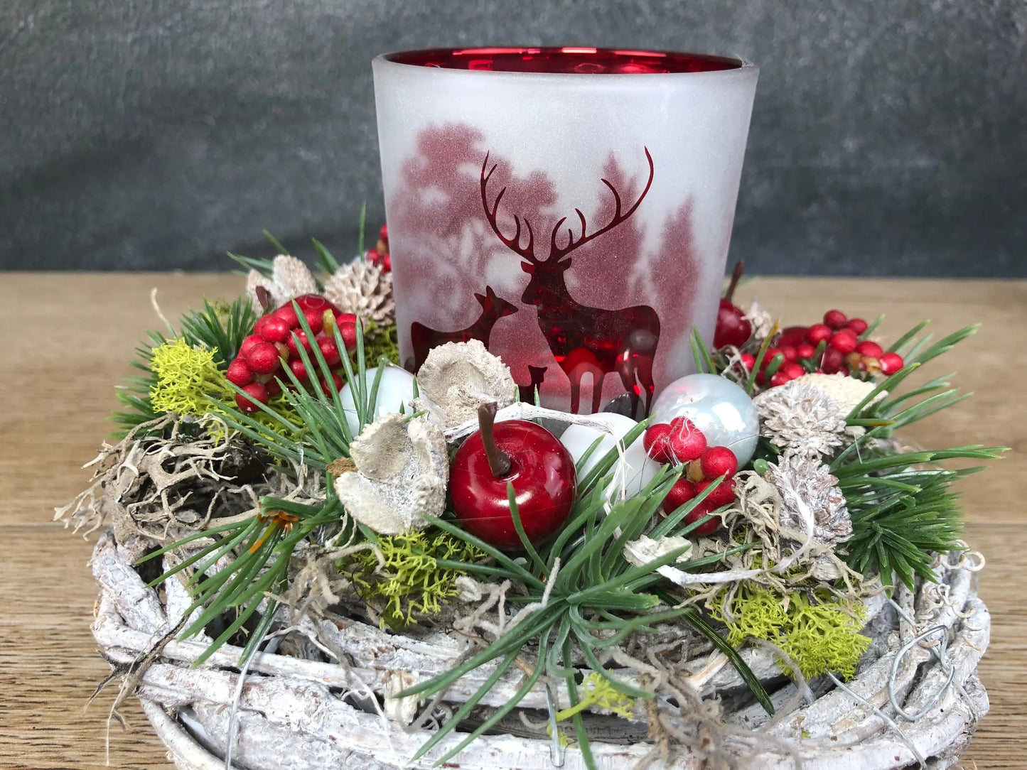 Adventsgesteck Gesteck 20cm Windlicht Glas Teelicht Hirsch Modern Rund Moos Thuja Zapfen Rot Weiß – handgemacht aus Seiden- und Kunstblumen, langlebig & pflegeleicht von SarahsFlowerStudio