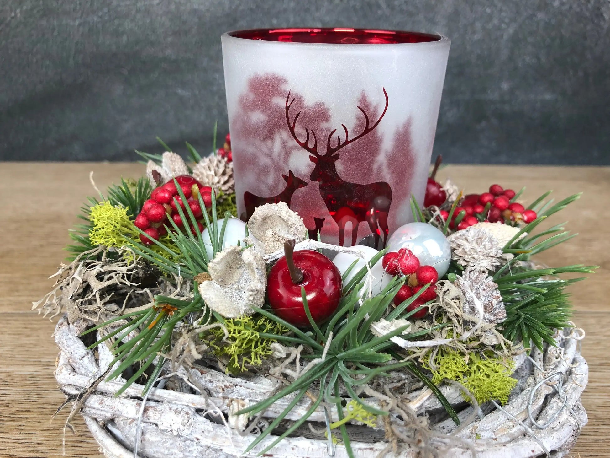 Adventsgesteck Gesteck 20cm Windlicht Glas Teelicht Hirsch Modern Rund Moos Thuja Zapfen Rot Weiß – handgemacht aus Seiden- und Kunstblumen, langlebig & pflegeleicht von SarahsFlowerStudio