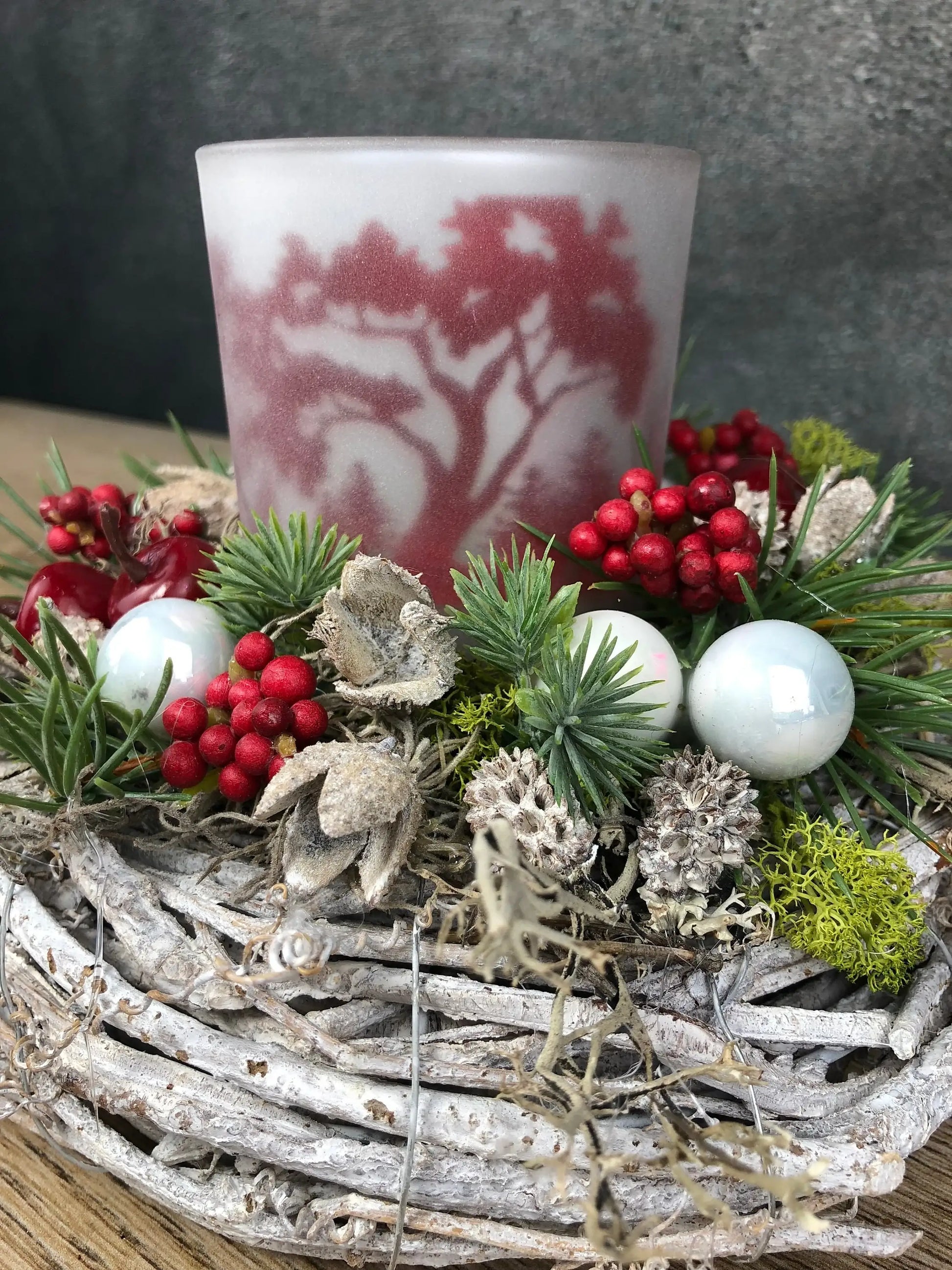 Adventsgesteck Gesteck 20cm Windlicht Glas Teelicht Hirsch Modern Rund Moos Thuja Zapfen Rot Weiß – handgemacht aus Seiden- und Kunstblumen, langlebig & pflegeleicht von SarahsFlowerStudio