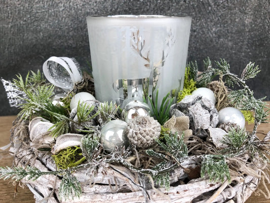 Adventsgesteck Gesteck 20cm Windlicht Glas Teelicht Silber Hirsch Modern Rund Zapfen Weiß – handgemacht aus Seiden- und Kunstblumen, langlebig & pflegeleicht von SarahsFlowerStudio