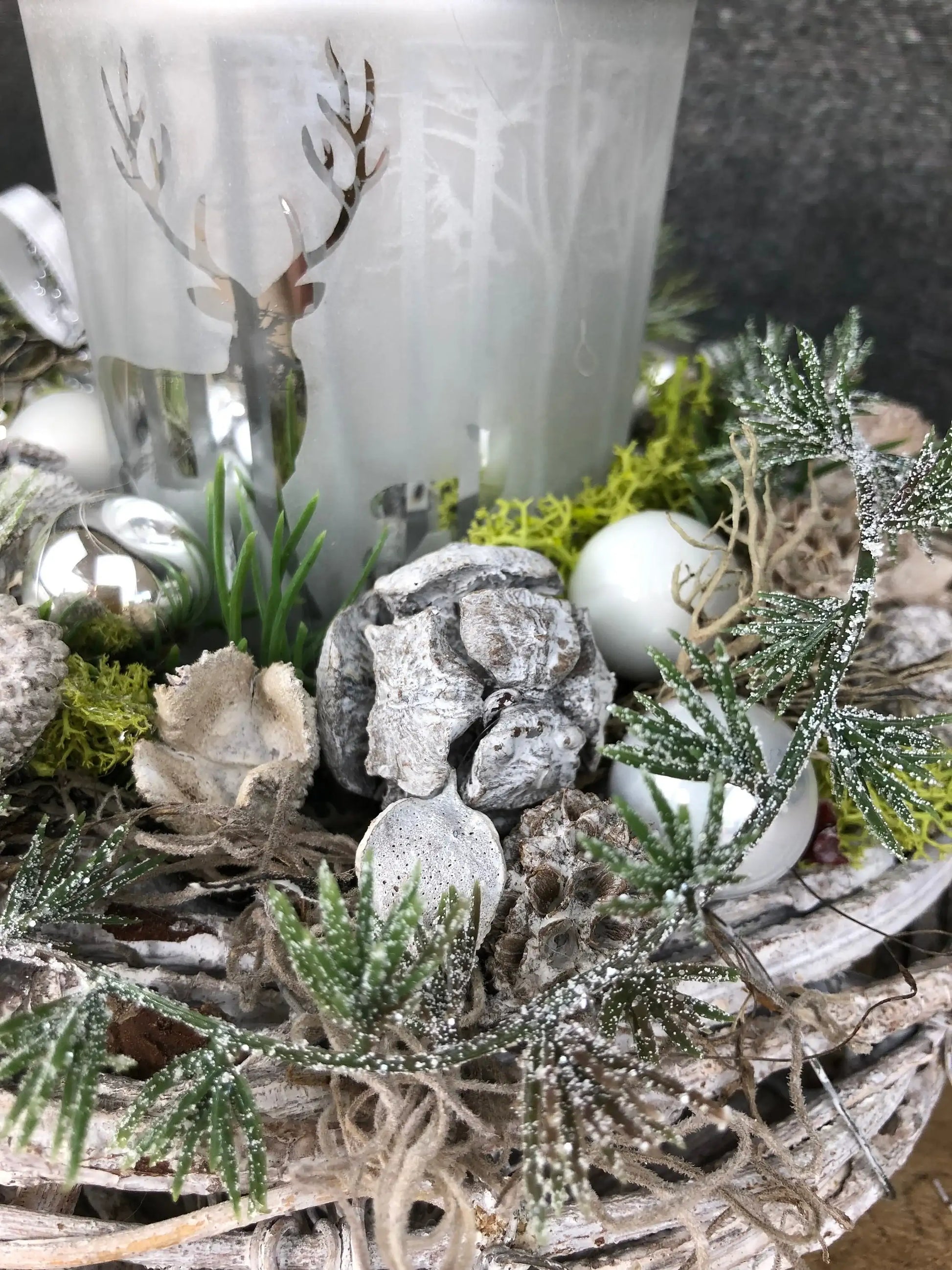 Adventsgesteck Gesteck 20cm Windlicht Glas Teelicht Silber Hirsch Modern Rund Zapfen Weiß – handgemacht aus Seiden- und Kunstblumen, langlebig & pflegeleicht von SarahsFlowerStudio