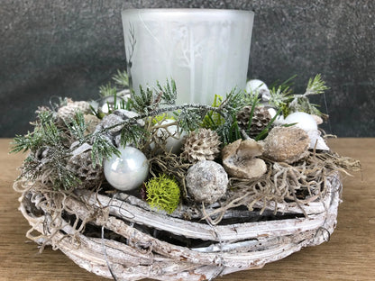 Adventsgesteck Gesteck 20cm Windlicht Glas Teelicht Silber Hirsch Modern Rund Zapfen Weiß – handgemacht aus Seiden- und Kunstblumen, langlebig & pflegeleicht von SarahsFlowerStudio