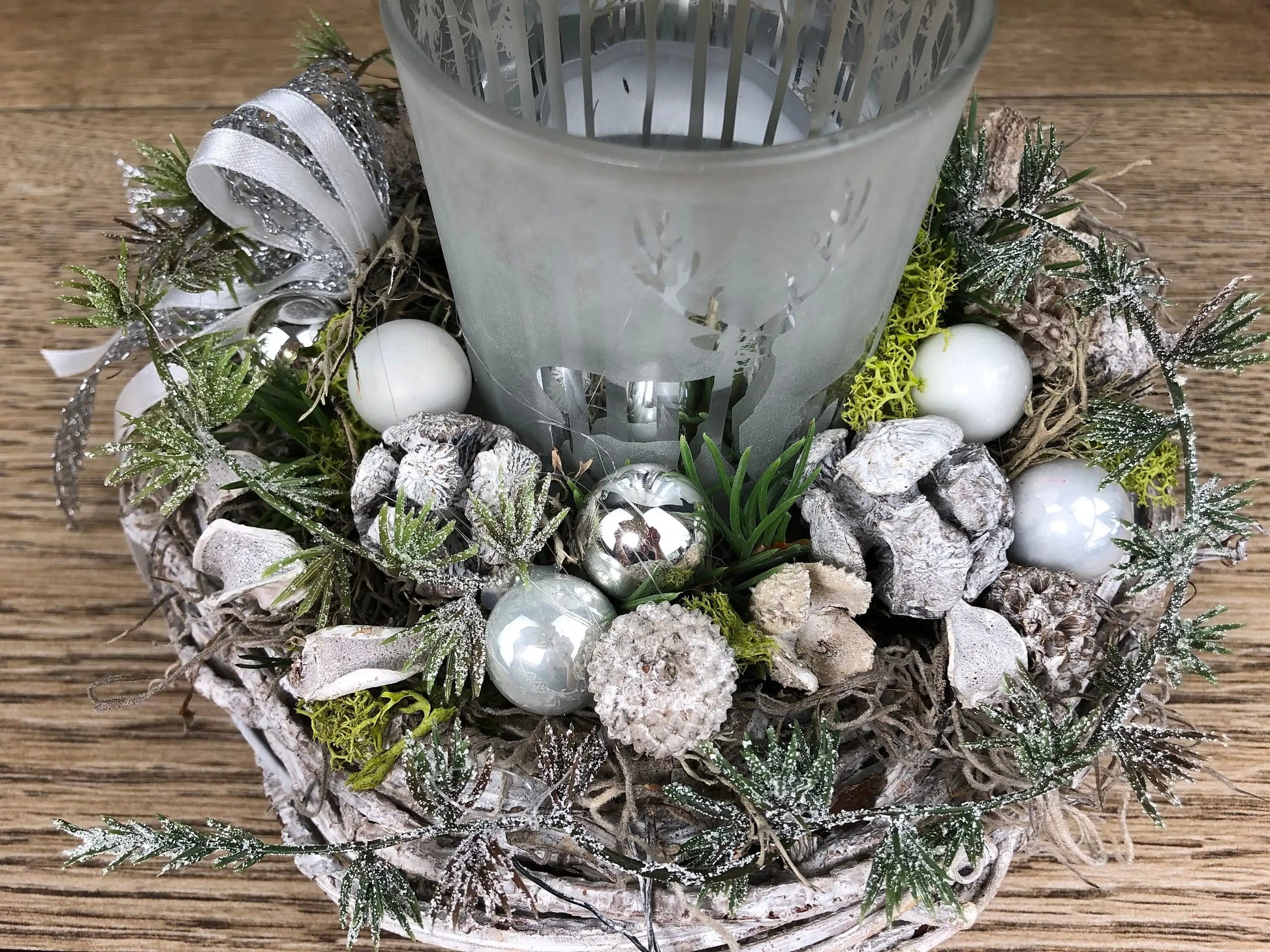 Adventsgesteck Gesteck 20cm Windlicht Glas Teelicht Silber Hirsch Modern Rund Zapfen Weiß – handgemacht aus Seiden- und Kunstblumen, langlebig & pflegeleicht von SarahsFlowerStudio