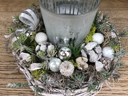 Adventsgesteck Gesteck 20cm Windlicht Glas Teelicht Silber Hirsch Modern Rund Zapfen Weiß – handgemacht aus Seiden- und Kunstblumen, langlebig & pflegeleicht von SarahsFlowerStudio