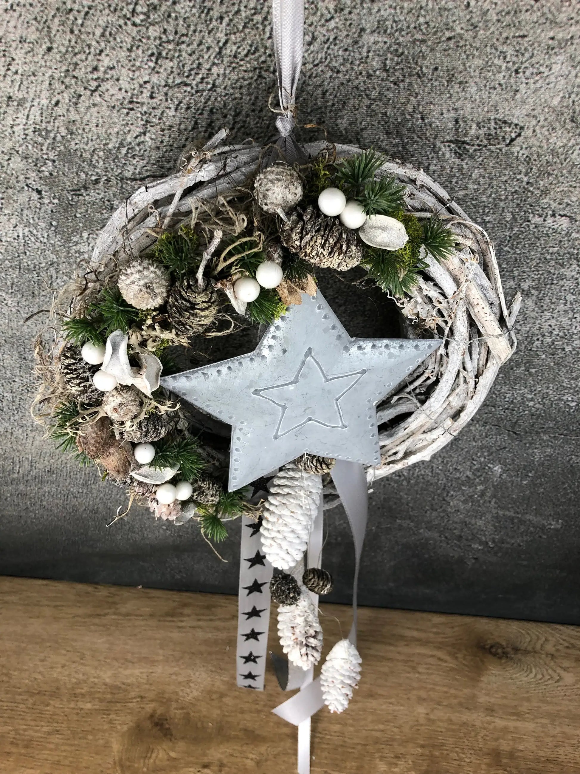 Advent Türkranz Türdeko Türschmuck Weihnachten Stern Metallstern mit LED – handgemacht aus Seiden- und Kunstblumen, langlebig & pflegeleicht von SarahsFlowerStudio