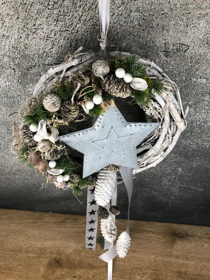 Advent Türkranz Türdeko Türschmuck Weihnachten Stern Metallstern mit LED – handgemacht aus Seiden- und Kunstblumen, langlebig & pflegeleicht von SarahsFlowerStudio