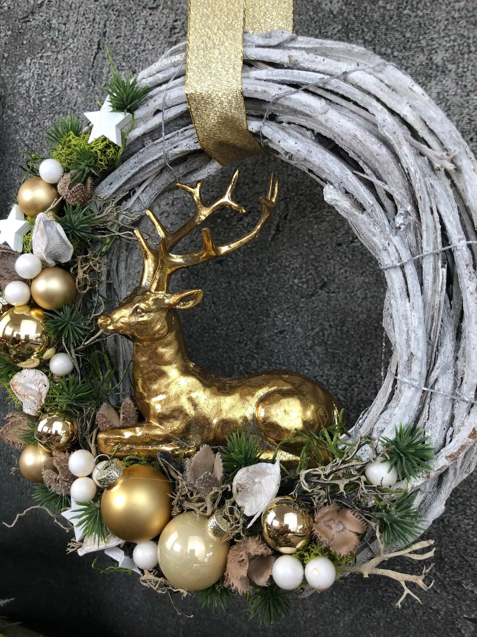 Türkranz Türdeko Türschmuck Weihnachten Weidenkranz Hirsch Zapfen Stern Tanne Band Modern – handgemacht aus Seiden- und Kunstblumen, langlebig & pflegeleicht von SarahsFlowerStudio