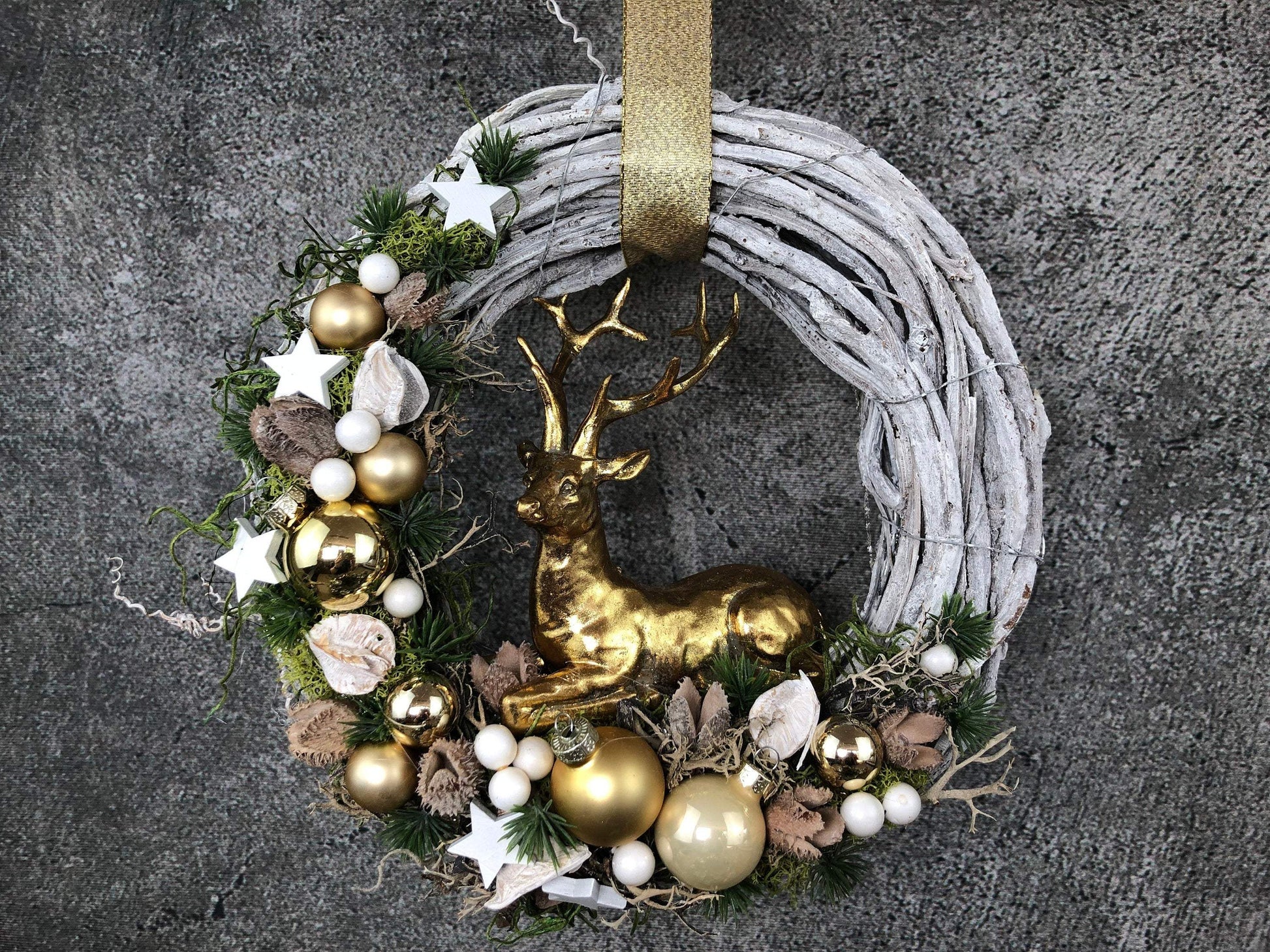 Türkranz Türdeko Türschmuck Weihnachten Weidenkranz Hirsch Zapfen Stern Tanne Band Modern – handgemacht aus Seiden- und Kunstblumen, langlebig & pflegeleicht von SarahsFlowerStudio